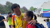 HLV Nguyễn Văn Sỹ chúc mừng Nguyễn Thị Oanh sau khi giành HCV đầu tiên cho đội tuyển điền kinh Việt Nam. Ảnh: MINH CHIẾN