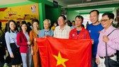 Xạ thủ Trần Quốc Cường chung vui cùng bố mình ngay sau khi chiến thắng 50m súng ngắn bắn chậm. Ảnh: MINH CHIẾN