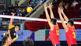 Hàng chắn đội tuyển bóng chuyền nam Việt Nam (áo đỏ) đã chuẩn bị những phương án nhằm khắc chế các chủ công của Thái Lan tại bán kết. Ảnh: VŨ MIỀN