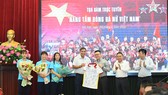 Ban tổ chức cuộc tọa đàm nâng tầm bóng đá nữ Việt Nam đã gặp gỡ HLV Mai Đức Chung và các cầu thủ. Ảnh: THÀNH ĐẠT
