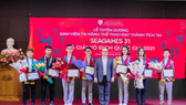Các sinh viên là những tuyển thủ thể thao đã được vinh danh tại đại học kinh tế - đại học Quốc gia Hà Nội tối 10-6. Ảnh: ĐHQG