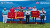 Ban tổ chức đã trao cờ cho các đơn vị xếp nhất tại giải năm nay. Ảnh: ĐKVN