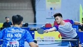 Nguyễn Đức Tuân (Hải Dương 1) đã cố gắng nhưng không thể vượt qua được Nguyễn Anh Tú (Hà Nội 1) tại trận đơn đầu tiên của chung kết đồng đội nam. Ảnh: DUY LINH