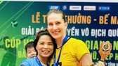 Chủ công Polina Rahimova chung vui cùng Bùi Thị Huệ sau chức vô địch của đội bóng chuyền nữ Thái Bình giải năm nay. Ảnh:B.H
