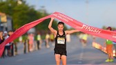 Đỗ Quốc Luật đã có cúp vô địch cự ly marathon tại giải chạy ở Hạ Long (Quảng Ninh). Ảnh: GIANG HUY