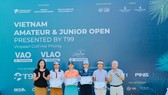 Các golf thủ nữ của Việt Nam nhận giải thưởng sau khi giải bế mạc. Ảnh: VGA