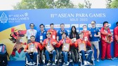 VĐV bơi người khuyết tật Việt Nam nhận huy chương với các thành tích đạt được. Ảnh: PT.DƯƠNG