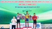 cua-rơ trẻ Lâm Gia Hào (Đồng Tháp) nhận HCV trong ngày thi đấu cuối nội dung đường trường. Ảnh: CYCLING.NEWS