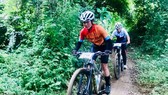 VĐV xe đạp trẻ đã kết thúc xong nội dung địa hình. Ảnh: CYCLING.NEWS