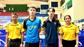 Bùi Hữu Huy (áo sẫm) góp mặt tại chung kết đơn nam ở lứa tuổi 18 nhưng thua trận, nhận HCB. Ảnh: NGUYỄN TIẾN HÙNG