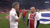 Huyền thoại van der Sar tri ân HLV Erik ten Hag sau chức vô địch Hà Lan