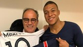 Luis Campos bên cạnh Kylian Mbappe