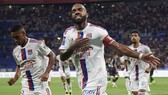 Thủ quân Lacazette tỏa sáng mang về chiến thắng cho Lyon