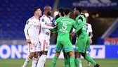 Nhiều cầu thủ Lyon đi giày màu xanh - màu của kình địch Saint-Etienne