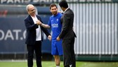 Luis Campos (trái) cùng Messi và chủ tịch Al-Khelaifi