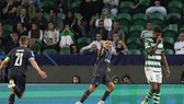 Alexis Sanchez chốt hạ Sporting, kéo Marseille lên vị trí thứ hai