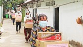Dwellers in Quarter 7 of An Khanh Ward in Thu Duc City received support packages in the pandemic. (Photo: SGGP)