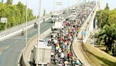 Prolonged slow traffic flow on My Thuan Bridge on February 6. (Photo: SGGP)