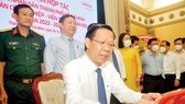 Chairman of HCMC People’s Committee Phan Van Mai signed a collaborative agreement with Viettel. (Photo: SGGP)