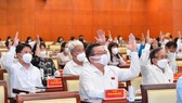 Delegates from HCMC People’s Council are voting for major resolutions in the meeting. (Photo: SGGP)