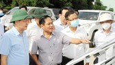 Deputy Prime Minister Le Minh Khai (first on the left) is investigating the construction site of Provincial Road No.910 in Can Tho City. (Photo: SGGP)