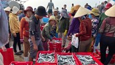Traders are buying fish at My Tan fishing port in Ninh Thuan Province for export processing factories. (Photo: SGGP)