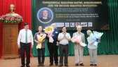 Leaders of Binh Dinh Province and Quy Nhon University presented flowers to the professors at the event