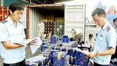 HCMC Customs officers are checking imported goods. (Photo: SGGP)