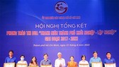 Vice Chairman of HCMC People’s Committee Vo Van Hoan is awarding certificates of merit to individuals and organizations with excellent achievements in the movement of startup and career establishment. (Photo: Tuoitrethudo)