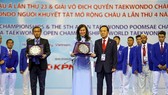 Bà Nguyễn Thị Thu - Phó Chủ tịch UBND TPHCM nhận kỷ niệm chương từ đại diện LĐ Taekwondo châu Á. Ảnh: Dũng Phương