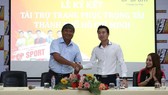 Ông Trần Đình Huấn - Giám đốc Trung tâm TDTT Thống Nhất - trong buổi ký hợp đồng tài trợ. Ảnh: DŨNG PHƯƠNG