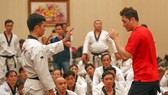 Chuyên gia võ thuật Hàn Quốc DK Yoo giảng dạy cách tự vệ thực chiến cho võ sinh Việt Nam. Ảnh: Dũng Phương
