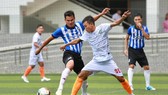 Nhà vô địch AFF 2008 Phan Thanh Bình trong màu áo Bưng Biền FC ở vòng đấu Play - off. Ảnh: DŨNG PHƯƠNG