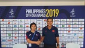 HLV Mai Đức Chung và HLV Philippines trong buổi họp báo trước trận bán kết. Ảnh: Nhật Anh
