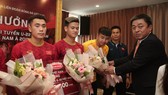 Acecook Việt Nam thưởng  500 triệu đồng cho đội tuyển U 22 Việt Nam. Ảnh: Dũng Phương
