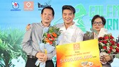 Ca sĩ Đàm Vĩnh Hưng đại diện giải GOLFMASTER "Hướng về miền Trung" nhận đóng góp từ thiện cho chương trình. Ảnh: DŨNG PHƯƠNG
