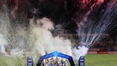Khoảnh khắc đẹp của đội bóng Viettel khi nâng cúp vô địch mùa bóng 2020. Ảnh Dũng Phương