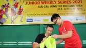 Nguyễn Tiến Minh ký tặng các VĐV nhí đam mê bộ môn cầu lông. Ảnh: Dũng Phương