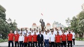 Trước lễ xuất quân, tập thể CLB bóng đá TPHCM đã thực hiện nghi thức dâng hoa tưởng niệm Chủ tịch Hồ Chí Minh tại Công viên Tượng đài Chủ tịch Hồ Chí Minh. Ảnh: DŨNG PHƯƠNG