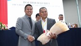 Ông Nguyễn Vĩnh Nghi (phải) đã đắc cử chủ tịch Liên đoàn nhiệm kỳ II 2022-2027. Ảnh: Dũng Phương