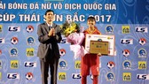 Huỳnh Như với giải thưởng Cầu thủ ghi nhiều bàn thắng tại giải VĐQG 2017. Ảnh: ANH TRẦN