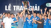 Lãnh đạo LĐBĐ TPHCM trao Cúp vô địch cho CLB Thái Sơn Nam. Ảnh: NGUYỄN NHÂN