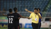 Niềm vui của GĐKT Đặng Trần Chỉnh và các cầu thủ B.Bình Dương sau trận đấu. Ảnh: MINH TRẦN