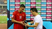 Anh Đức nhận phần thưởng sau trận đấu. Ảnh: MINH HOÀNG
