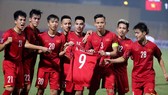 Các cầu thủ Việt Nam giơ chiếc áo thi đấu của Văn Toàn trong trận thắng Campuchia. Ảnh: MINH HOÀNG
