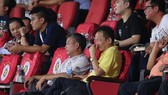 Bầu Hiển và tân Chủ tịch CLB Nguyễn Trọng Chiến trên khán đài sân Hàng Đẫy ở vòng 15. Ảnh: MINH HOÀNG