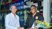 Ông Trần Văn Minh chào đón đội U16 Lào tại sân bay Pleiku. Ảnh: Anh Tiến