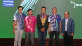 Chủ tịch LĐ bowling TPHCM Phạm Quang Chánh (bìa phải) và đoàn đại diện thành phố Happy Valley. Ảnh: Anh Trần
