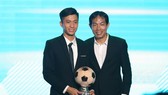 Đỗ Khải trao giải thưởng Quả bóng đống cho Phan Văn Đức tại Gala năm 2018. Ảnh: Đông Huyền
