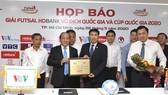Lãnh đạo LĐBĐ Việt Nam, VOV và nhà tài trợ HDBank tại lễ ký hợp đồng. Ảnh: Anh Trần
